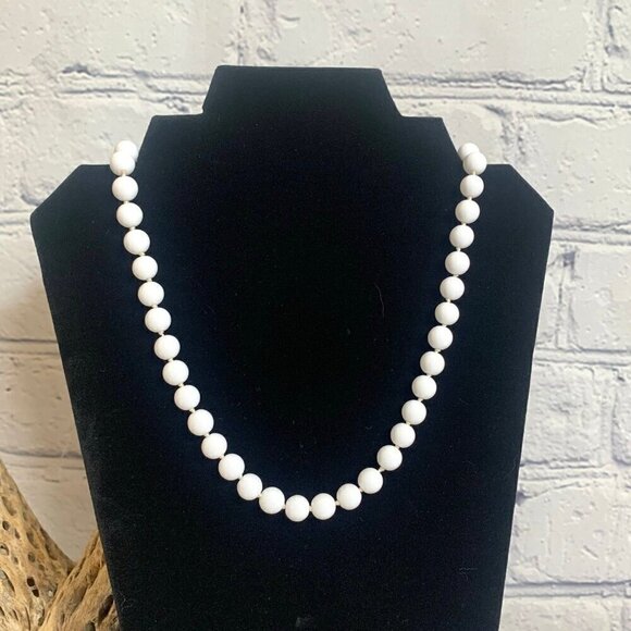 Vintage Jewelry - Vintage 60s White Beaded Hand Knotted Necklace